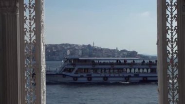 Güzel süsler ile dekore edilmiş duvarlar arasında Türk gemileri geçmek.