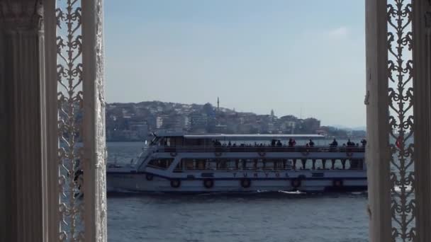 Navios Turcos Passam Entre Paredes Decoradas Com Belos Ornamentos — Vídeo de Stock