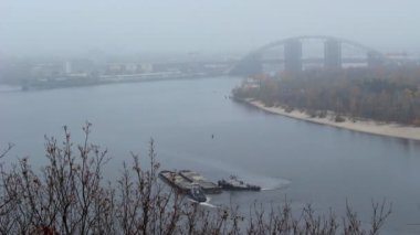 Sisli sabahı iki römorkör uzun mavnalar nehir boyunca hareket.