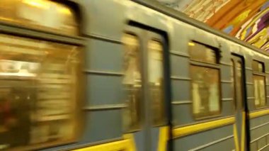 Elektrikli lokomotif metro istasyonunda zamanında geldi