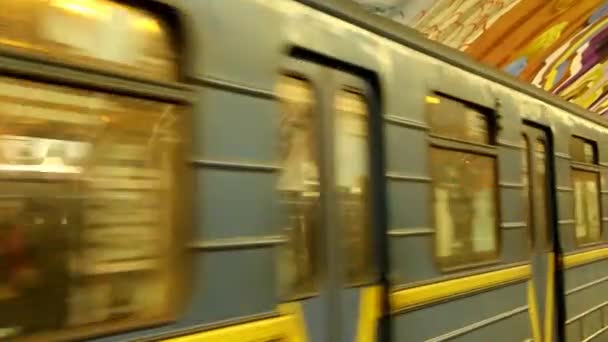 Elektrikli Lokomotif Metro Istasyonunda Zamanında Geldi — Stok video