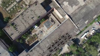 Eski fabrika eski bina kaldırma aşağı kamera kuş uçuş yükseklikten gider.