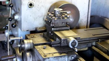 Torna otomatik kontrol modunda. İşlenecek parçanın işleme.