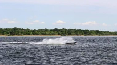 Scooter üzerinde yarış büyük bir hızla ve dalgalar etrafında uçan tarafta nefes kesen Nehri üzerinde tutulur.