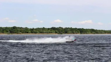 Sporcular, yüksek hızlı manevra şamandıra yakınındaki su scooter.