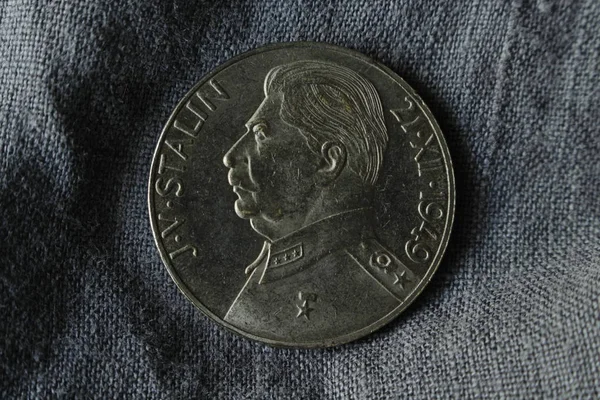1949'da yayınlanan Çekoslovak sikkesi, Stalin'in soldaki profiliyle. J.V.Stalin yazıtı ile 21 Xii 1949