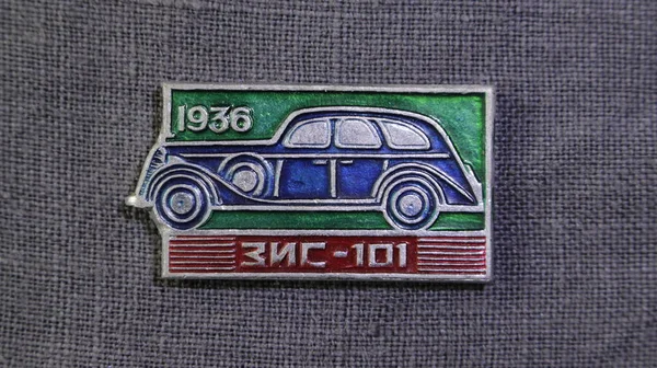 SSCB döneminin rozeti arabanın çıkışına adanmıştır - Zis 101, 1936