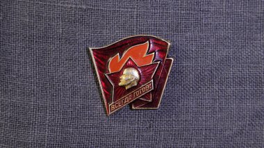 SSCB döneminin rozeti, kıdemli öncü tarafından giyilen 