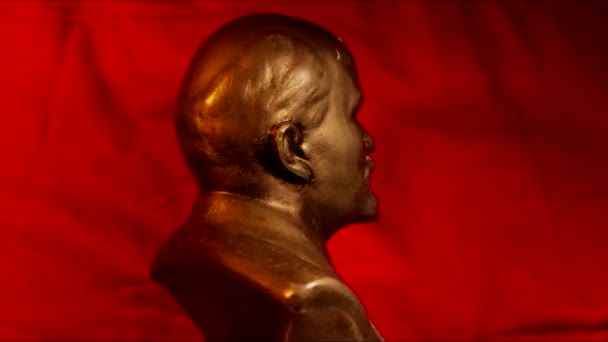 Busto Lenin Edición 1951 Gira Alrededor Eje Sobre Fondo Rojo — Vídeo de stock