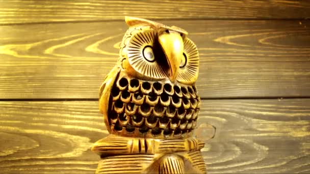 Owl Skillfully Carved Wood Rotates Its Axis Symbol Wisdom Patience — Stock Video