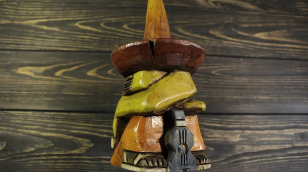 Geniş kenarlı ve kollarını kavuşturmuş sombrero şapkalı Meksikalı gitarist figürü..