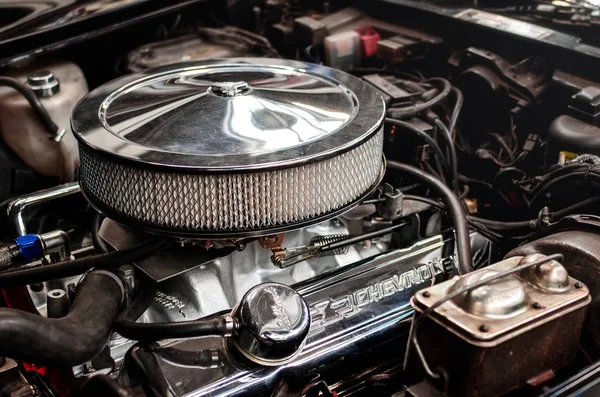 Torino, İtalya - 25 Mart 2018: motoru detay üzerinde 25 Mart 2018 Torino (İtalya) bir klasik Amerikan otomobil sergi 1980 Chevrolet Corvette L-82