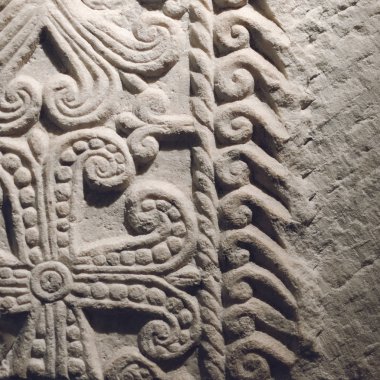 Romanesk dekorasyon antik bir ortaçağ kilise taş duvara oyulmuş