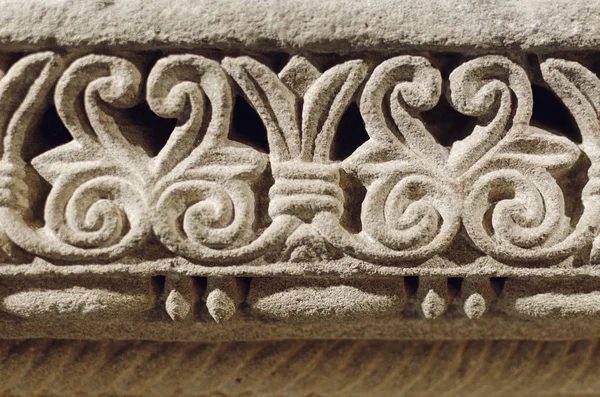 Romanesk dekorasyon antik bir ortaçağ kilise taş duvara oyulmuş