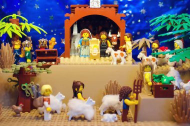 Alba, İtalya - 24 Aralık 2017: Ayrıntı pf Lego tuğla ve figurines Alba (İtalya) ile Aralık'ta yapılan bir Doğum sahnesi 24,2017