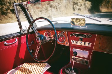 Eski bir kırmızı vintage cabriolet spor araba kokpit