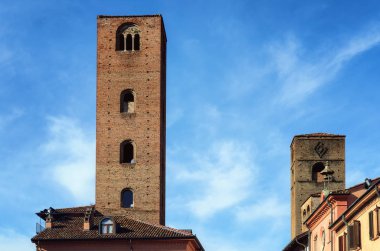 Via Risorgimento, ana kare Alba (Piedmont, İtalya) Ortaçağ kuleli detay