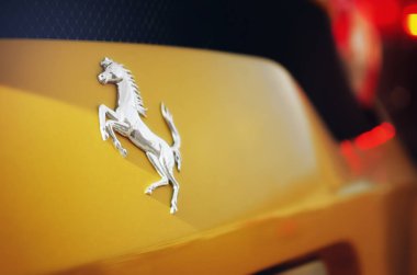 Alba, İtalya - 15 Kasım 2018: sarı Ferrary spor araba Ferrari logosuna Alba (İtalya) 15 Kasım 2018 üzerinde Park