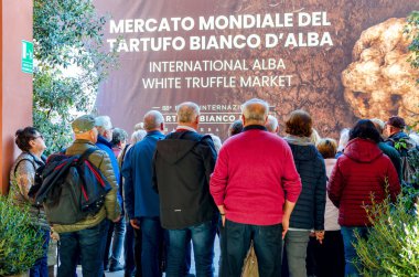 Alba, İtalya - 15 Kasım 2018: 15 Kasım 2018 üzerinde uluslararası Truffle adil, Alba (Piedmont, İtalya), ana truffle olay tüm İtalya, trüf pazara girme insanlar.