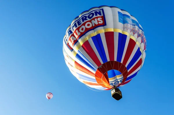 意大利蒙多维 2019年1月5日 在蒙多维 意大利皮埃蒙特 的传统顿悟节上起飞后 热气球在蓝天上飞舞 — 图库照片