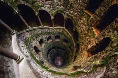 Sintra, Portekiz - 5 Şubat 2019: Ünlü inisiyasyon de Quinta da Regaleira, Sintra, Portekiz, Romantik çağın Masonik döner merdiven üzerinde 5 Şubat 2019