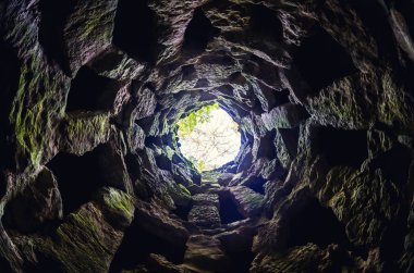 Sintra, Portekiz - 5 Şubat 2019: Ünlü tamamlanmamış başlatma de Quinta da Regaleira, Masonik kule Sintra, Portekiz, Romantik çağın 5 Şubat 2019 üzerinde ters