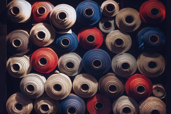 Sok textil hengersor-ból kék, fehér és narancs színek egymásra — Stock Fotó