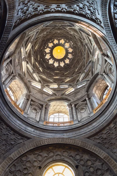 Iew of the holy shroud chapel inside the cathedral of Turin, res — Stock Photo, Image