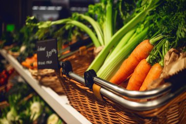 Bir pazar tezgahında taze ve lezzetli havuç, kereviz ve salata 