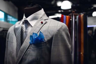 İtalyan bir elbise dükkanında bir manken üzerinde Elegand adamın süiti