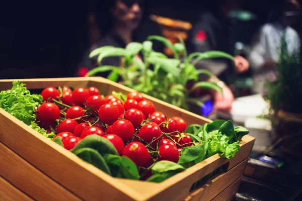 Tomates y ensalada en un puesto de mercado en Italia —  Fotos de Stock