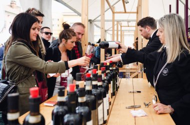 Sommelier ve İnsanlar piedmont geleneksel kırmızı şaraplar tatma