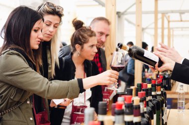 Sommelier ve İnsanlar piedmont geleneksel kırmızı şaraplar tatma