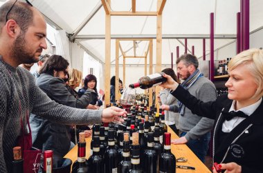 Sommelier ve İnsanlar piedmont geleneksel kırmızı şaraplar tatma
