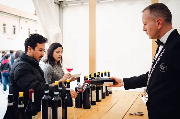 Sommelier e pessoas degustando vinhos tintos tradicionais do piemonte — Fotografia de Stock