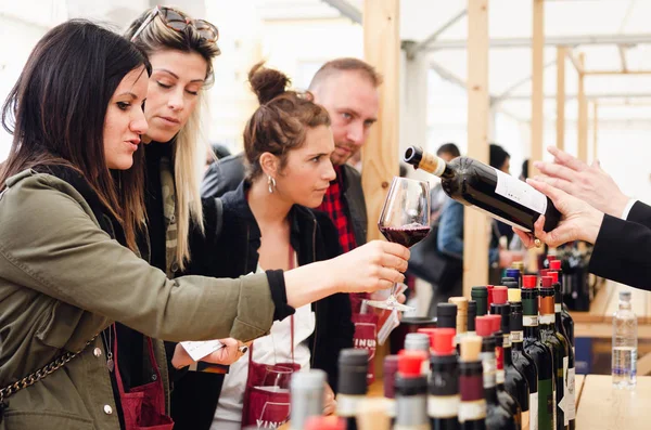 Sommelier e pessoas degustando vinhos tintos tradicionais do piemonte — Fotografia de Stock