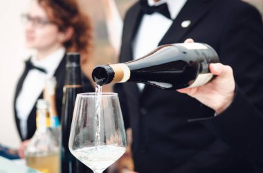 Sommlier Alba köpüklü şarap bir bardak hizmet (Piedmont, İtalya)