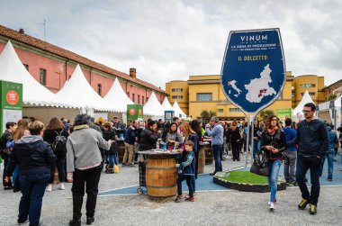 Vinum insanlar ve turistler, geleneksel şarap fuarı reklam sergisi