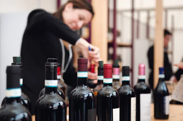 Sommelier femminile che stappa una bottiglia di vino rosso dolcetto del piemontese ) — Foto Stock