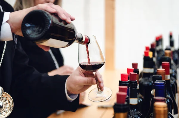 Erkek şarap garsonu geleneksel kırmızı dolcetto şarap bir bardak hizmet — Stok fotoğraf