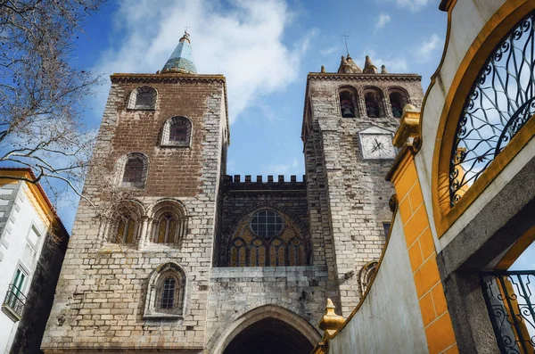 Fachada de la catedral de Evora, iglesia principal del alentejo re — Foto de Stock