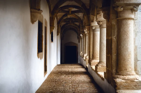 Passagge through an antique medieval cloister with white wall an — Stock Photo, Image