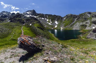 Chianale 'de Lac Bleu, Cuneo İtalyan Alpleri 'nde dağ Gölü