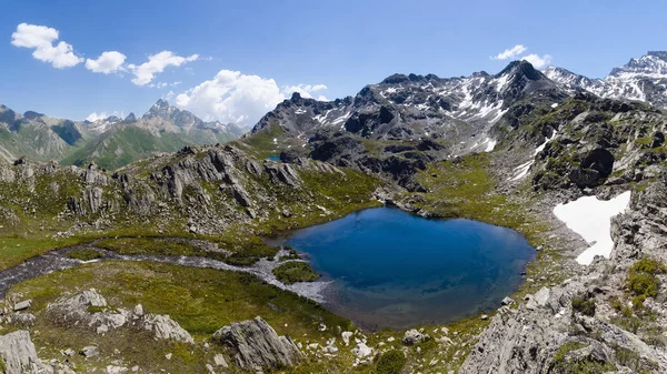 El Lac Bleu en Chianale, lago de montaña en los Alpes italianos de Cuneo —  Fotos de Stock