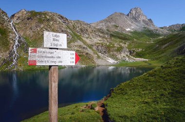 Chianale'deki Lac Bleu, İtalya'nın Cuneo alplerinde dağ gölü, Piedmont, İtalya
