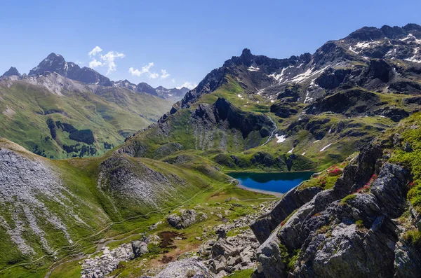 O Lac Bleu em Chianale, lago de montanha nos alpes italianos de Cuneo, Piemonte, itália — Fotografia de Stock