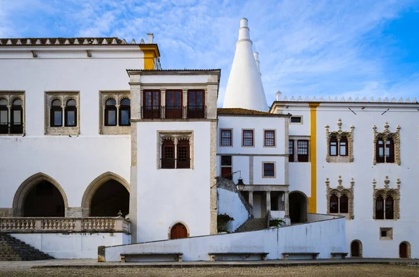 Lizbon (Portekiz) yakınlarındaki Sintra kasabasının ana meydanı, Ulusal Saray 'ın dış cephesi, konik mutfak bacaları ile ünlü bir yer.