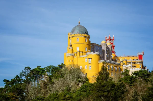 Sintra, Portekiz - 4 Şubat 2019: Pena Sarayı 'nın dış görünüşü, 4 Şubat 2019 tarihinde, Portekiz' in Sintra şehrinde romantik çağdan bu yana çok renkli bir kale.