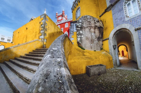 2019年2月4日 葡萄牙辛特拉 2018年2月4日 位于葡萄牙辛特拉的著名五彩斑斓城堡佩纳宫的外景 内有楼梯和塔楼 — 图库照片