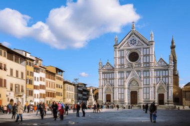Floransa, İtalya - 13 Şubat 2018: İtalya 'nın Floransa kentindeki ünlü Gotik Santa Croce Kilisesi' nin beyaz mermer cephe cephesi